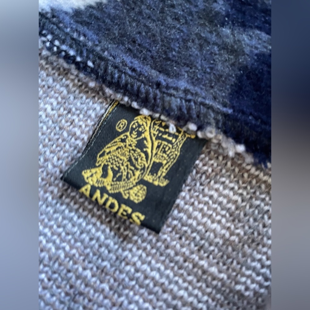 Men's Geometric Pattern Sweater - Navy and Beige - Picture 3 of 7